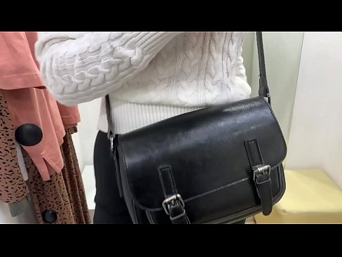 ❤️ Openbare masturbasie van jong teef FeralBerry met 'n dildo in die paskamer ❌ Fok op af.hentaibar.ru