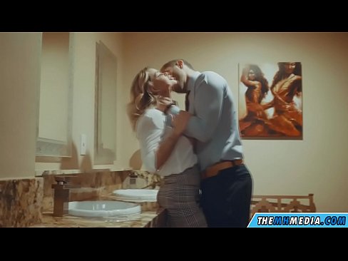 ❤️ Wanneer 'n rondborstige blondine jou in 'n openbare toilet verlei ❌ Fok op af.hentaibar.ru